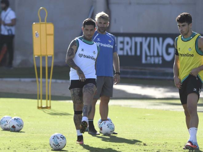Chimy Ávila, en el entrenamiento del Betis (Foto: Kiko Hurtado)