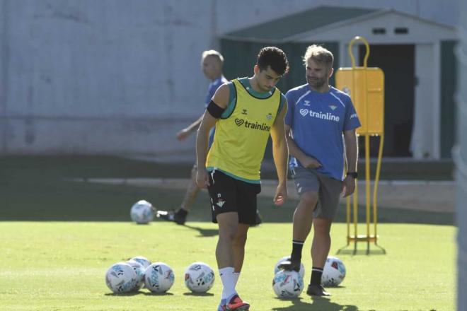 Marc Roca, en el entrenamiento del Betis (Foto: Kiko Hurtado)