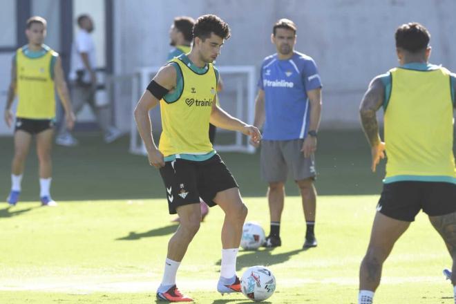 Marc Roca, en un entrenamiento del Betis (Foto: Kiko Hurtado)