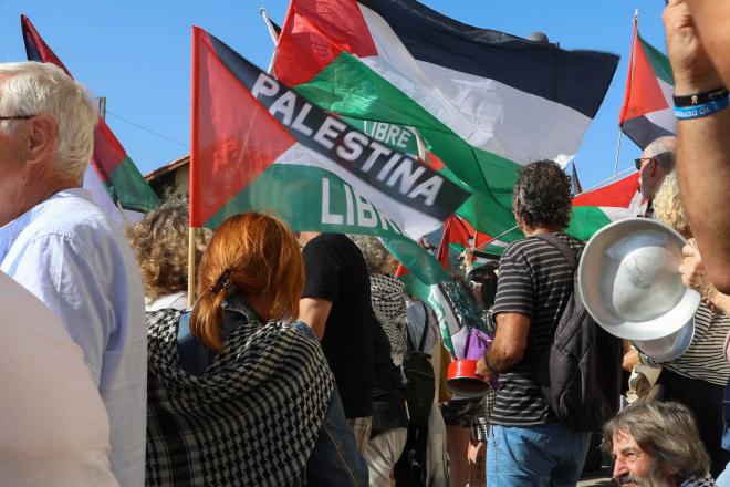 Varias personas protestan en apoyo al pueblo palestino y contra la participación del equipo Israel