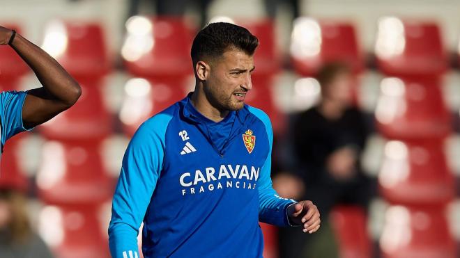 Sinan Bakis calienta con el Real Zaragoza (Foto: LALIGA).