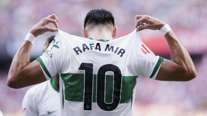 Rafa Mir celebra un gol con el Elche (Foto: LALIGA).