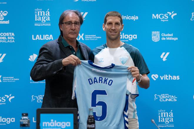 Darko Brasanac, presentado en La Rosaleda con Loren Juarros (Foto: Málaga CF).