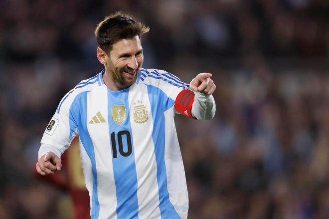 Leo Messi celebra su segundo gol a pase de Thiago Almada (Foto: EFE)