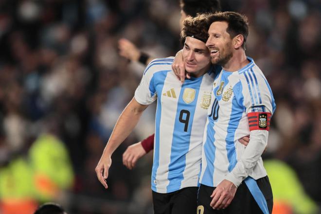 Leo Messi y Julián Álvarez celebran juntos el primer gol de Argentina (Foto: EFE)