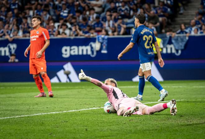 Aarón Escandell levante el pulgar en el Oviedo-Real Sociedad (Foto: LALIGA).