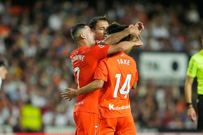 Barrenetxea, Oyarzabal y Take Kubo celebran un gol de la Real Sociedad (Foto: Cordon Press).