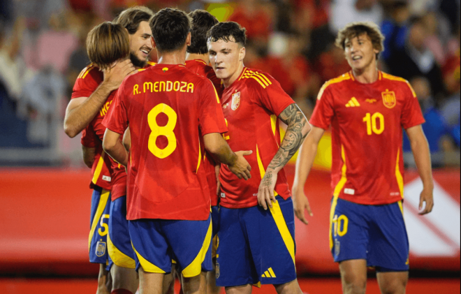 Los jugadores de España sub 21 celebran uno de los goles ante Chipre (FOTO: @SEFutbol).