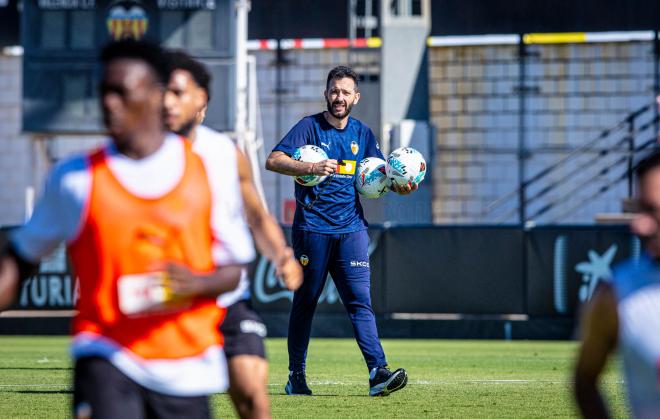 Carlos Corberán, en una sesión del Valencia (Foto: VCF).