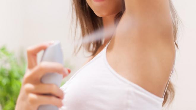 Mujer echándose desodorante de spray (Foto: Freepik)