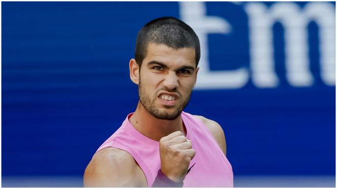 Carlos Alcaraz celebra el primer set. (EFE)