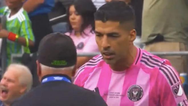 Luis Suárez antes de su escupitajo al staff rival (Redes Sociales)