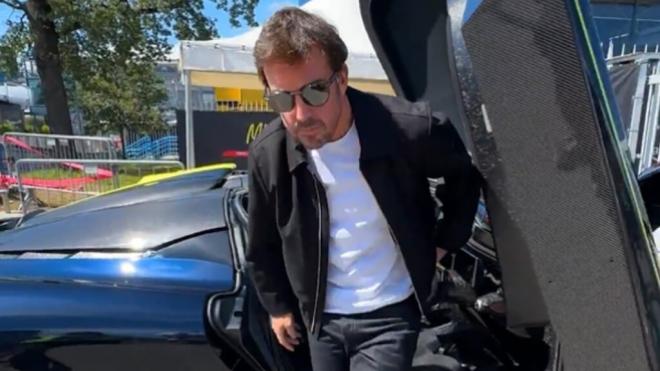 Fernando Alonso, llegando a Monza el jueves con un Aston Martin Valhalla (Foto: F1).