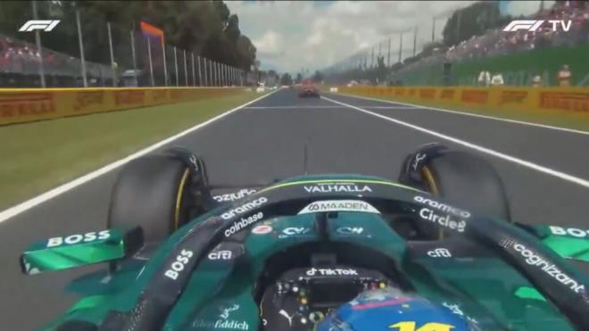 Fernando Alonso, aprovechando el rebufo de Max Verstappen (Foto: F1).