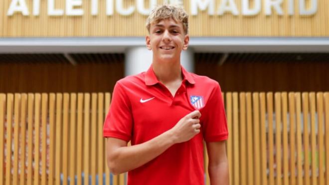 Diego Piqueras ha firmado su primer contrato profesional con el Atlético (foto: ATM).