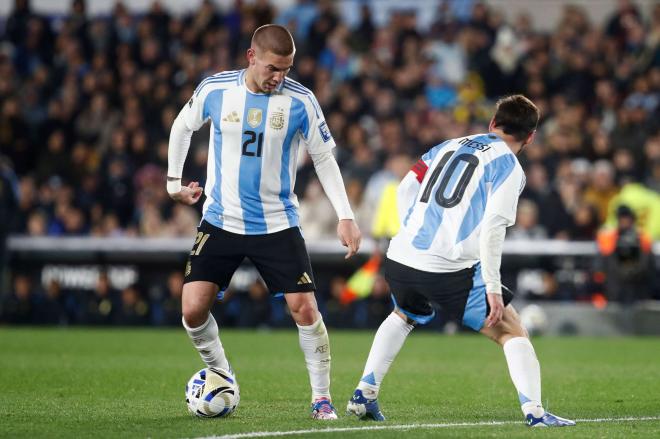 Franco Mastantuono junto a Leo Messi (Selección Argentina)