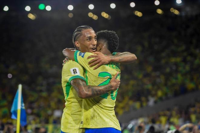 Joao Pedro y Estevao se abrazan (Foto: Brasil)