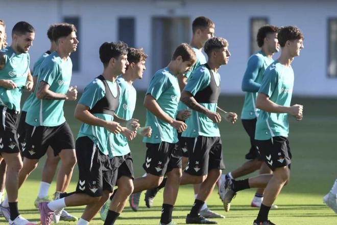 Algunos de los juveniles que han trabajado con el Betis este viernes (Foto: Kiko Hurtado).