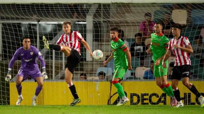 Jon de Luis despeja un balón en el Athletic-Osasuna en Barakaldo (Foto: ATH).