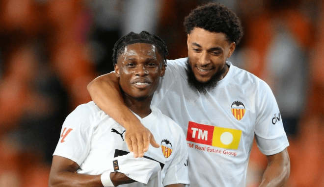 Largie Ramazani abrazado por Danjuma al final del partido (Foto: X, Fans VCF)