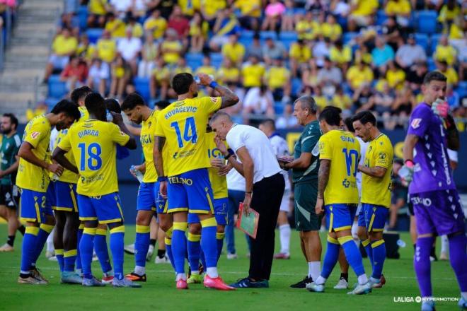 Los jugadores del Cádiz, durante la pausa de hidratación ante el Albacete (Foto: LaLiga).