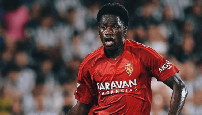 Yussif Saidu conduce el balón en el Castellón-Real Zaragoza (Foto: LALIGA).