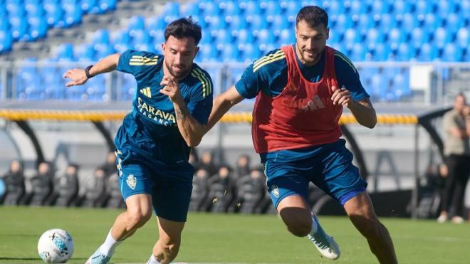 Sinan Bakis pugna con Sebas Moyano en un entrenamiento del Real Zaragoza (Foto: @sinanbakis12)