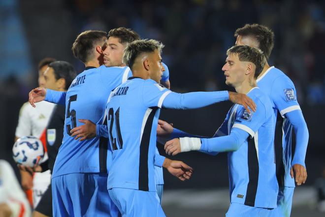Uruguay celebra un gol ante Perú para clasificarse al Mundial 2026 (Foto: EFE).