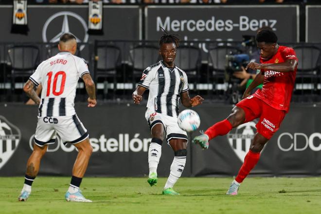 Yussif Saidu dispara en el Castellón-Real Zaragoza (Foto: LALIGA).