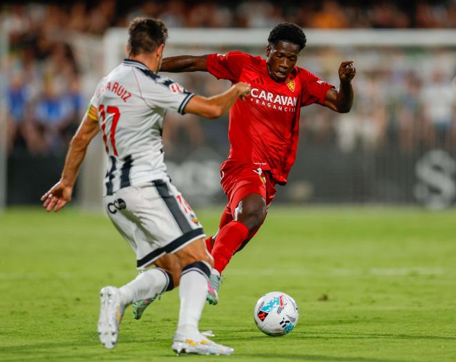 Yussif Saidu conduce el balón en el Castellón-Real Zaragoza (Foto: LALIGA).