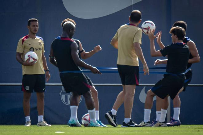Thiago Alcántara supervisa un entrenamiento del FC Barcelona (Cordon Press)