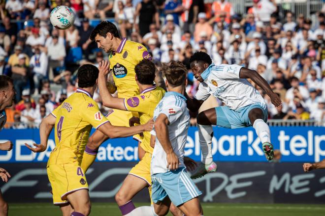 Disputa de balón en el Zaragoza-Valladolid (Foto: LaLiga).