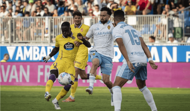 Amath Ndiaye disputando el balón en el duelo ante el Real Zaragoza.