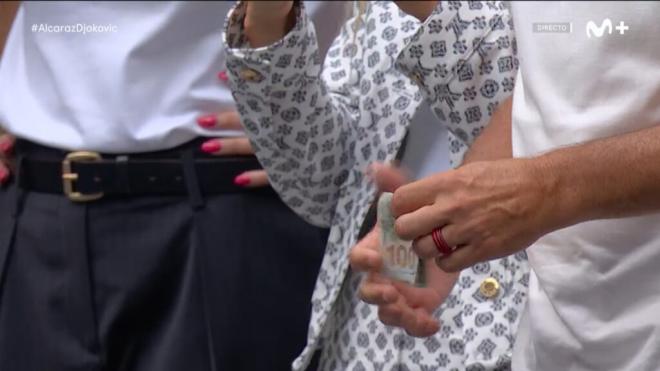 Las cámaras captaron los billetes que ganó Carlos Alcaraz a Sergio García (captura Movistar+)