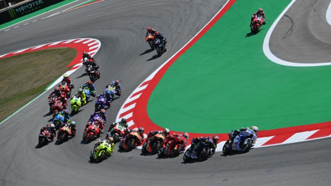 Álex Márquez, liderando la 'sprint' que luego iba a ganar Marc Márquez (Foto: Michelin).