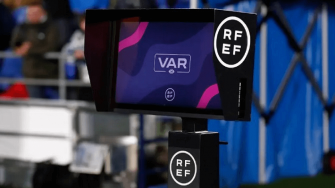 Monitor del VAR en un partido de la Liga F.