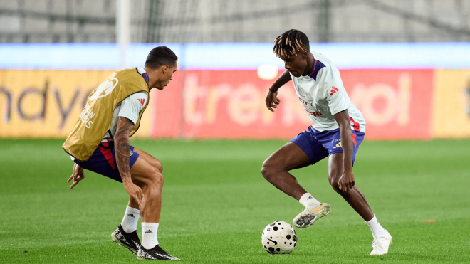 Nico Williams, ante Pedro Porro en un entrenamiento de España (Foto: SeFútbol).