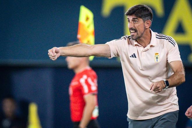 Veljko Paunovic, en un partido del Real Oviedo (Foto: Cordon Press).