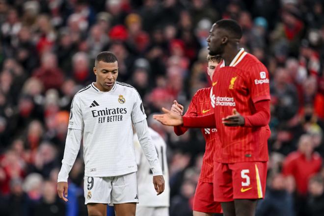 Mbappé enfrentándose a Konaté (Cordon Press)