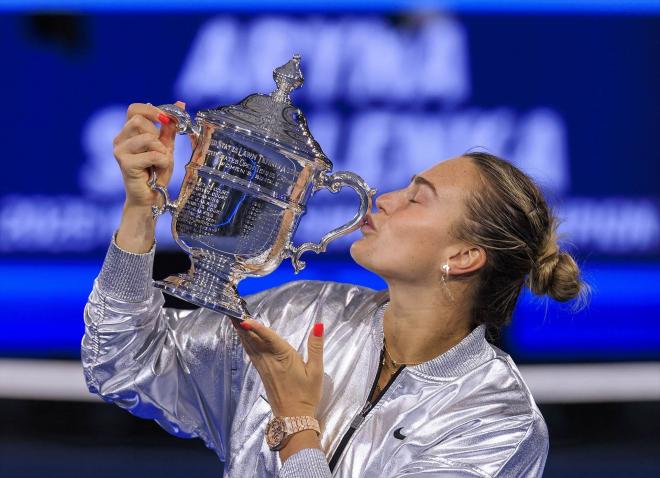 Sabalenka besa el trofeo del US Open (FOTO: Europa Press).