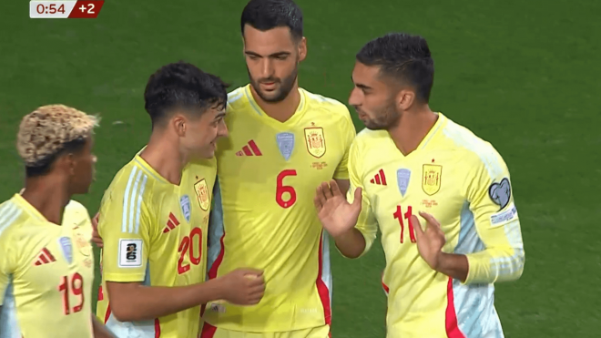 Ferran Torres, Pedri y Mikel Merino debaten sobre el gol de Espana.