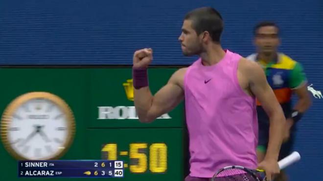 Carlos Alcaraz celebra el tercer set en la final del US Open ('X' US Open)