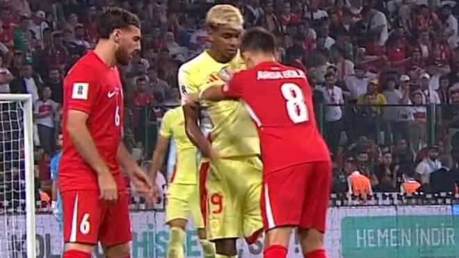 Arda Güler empujando a Lamine Yamal (Redes Sociales)