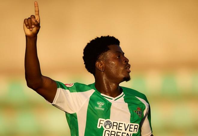 Kwame Sosu celebra su primer gol con el Betis Deportivo (Foto: RBB).