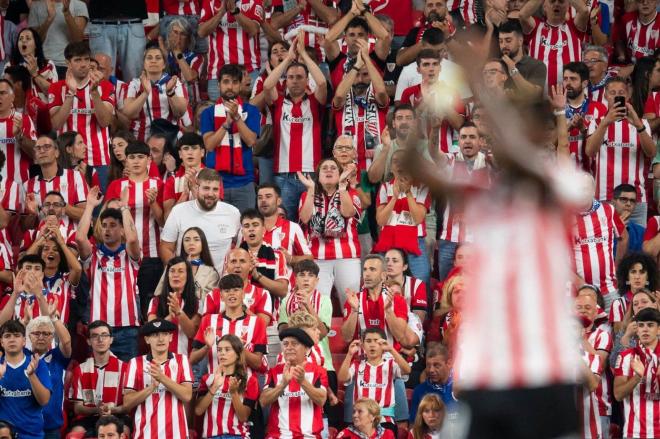 Nico Williams responde al aplauso de San Mamés (Foto: Athletic Club).