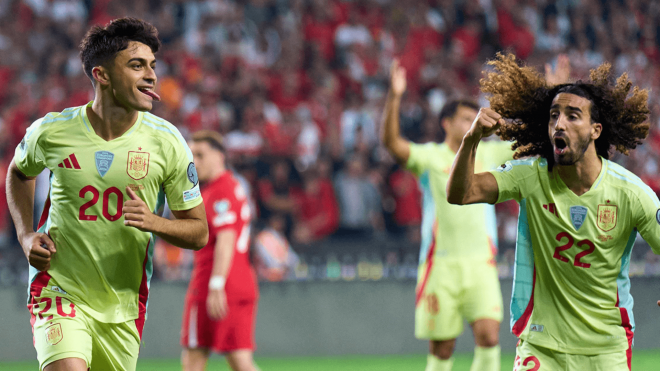 Pedri y Cucurella celebran un gol en el Turquía-España (Foto: SeFútbol).