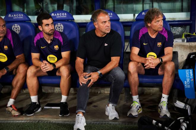 Hansi Flick junto a su cuerpo técnico en el banquillo del Barça (Cordon Press)