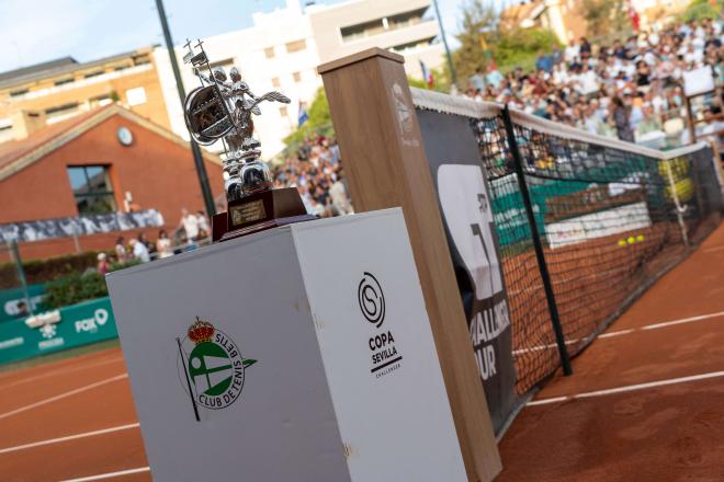 Los trofeos para los finalistas de la LXII edición de la Copa Sevilla de Tenis.