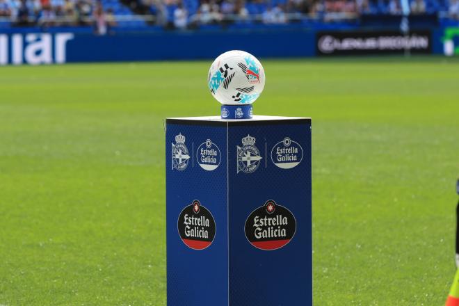 El balón de LALIGA HYPERMOTION, en Riazor (Foto: LALIGA).
