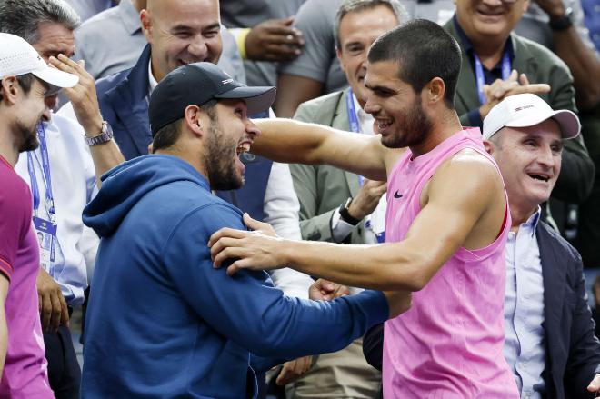 Carlos Alcaraz se abraza a su hermano tras conquistar el US Open (Foto: EFE).